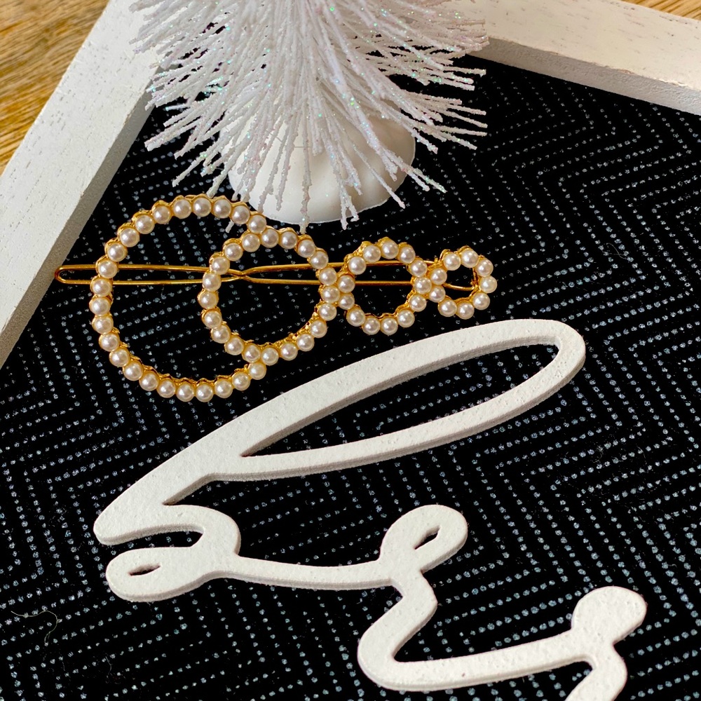 Pearl and gold hair clip. - Picture 1 of 3
